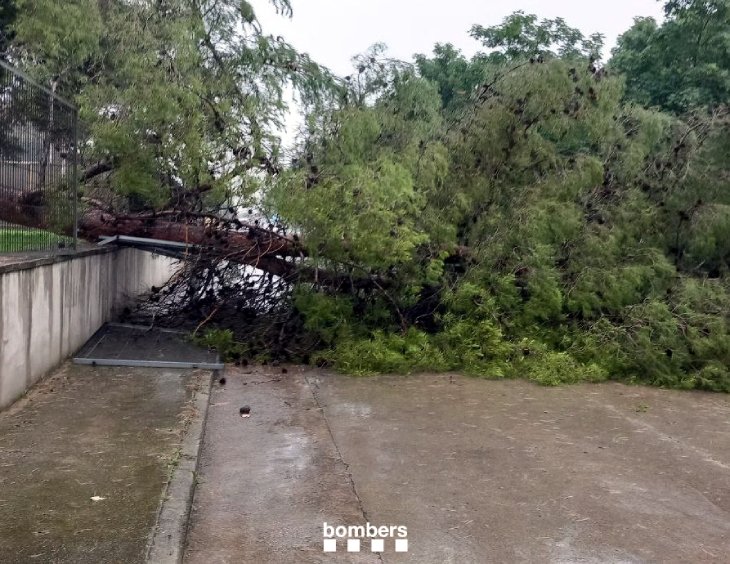 Un front de tempestes escombra Catalunya i els Bombers reben prop de 130 avisos