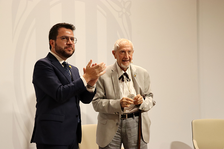 Josep Vallverdú rep la medalla centenària de la Generalitat: "La llengua retrocedeix perquè no s'empra prou"