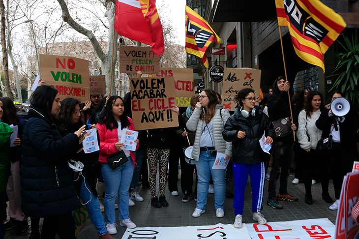 Sindicats i instituts afectats per la reordenació de l'FP protesten davant del Consorci d'Educació de Barcelona