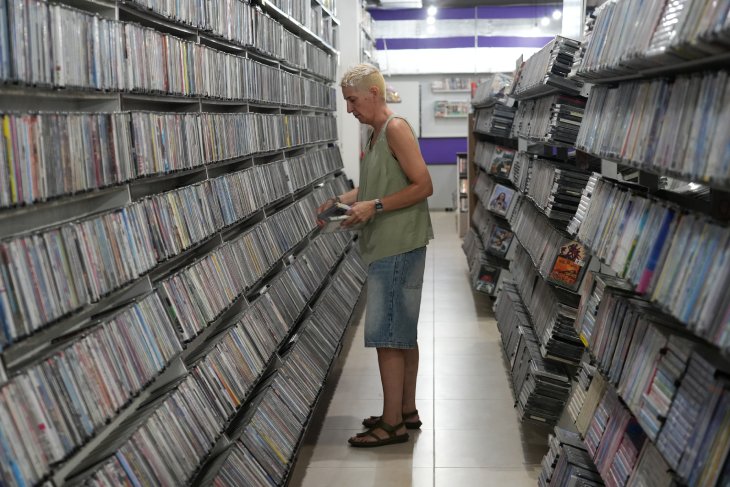 Els darrers videoclubs remen a contracorrent per mantenir els seus negocis: "Els que quedem, ho fem per vocació"