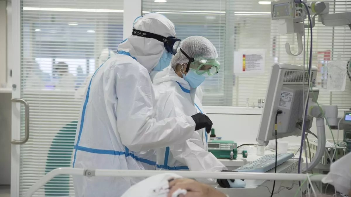  L'exposició a contaminants atmosfèrics (PM 2,5 i PM10) s'associa amb una major durada de símptomes de la covid persistent, en part a causa del seu impacte en la gravetat de la infecció aguda. Aquesta és la conclusió d'un estudi liderat per l'Institut de Salut Global de Barcelona (ISGlobal) en col·laboració amb l'Institut de Recerca Germans Trias i Pujol. Els investigadors han analitzat si la contaminació atmosfèrica i altres exposicions ambientals, com el soroll, la llum artificial nocturna i els espais verds, estaven associades amb el risc o la durada de la covid persistent. L'estudi va seguir més de 2.800 adults de la cohort Covicat, d'entre 40 i 65 anys que vivien a Catalunya i que van completar tres qüestionaris el 2020, 2021 i 2023.  Aquestes enquestes van recollir informació sobre infeccions per covid-19, estat de vacunació, estat de salut i dades siocdemogràfiques. A més, l'equip investigador va calcular l'exposició residencial al soroll, les partícules, l'ozó, el diòxid de nitrogen, els espais verds i la llum artificial nocturna per a cada participant.  L'anàlisi va mostrar que una de cada quatre persones que van contraure la covid van experimentar símptomes persistents durant tres mesos o més, i un 5% va experimentar símptomes que van durar dos anys o més. Les dones, les persones amb nivells educatius més baixos, aquelles amb condicions cròniques prèvies i els qui van tenir una covid-19 greu van presentar major risc de desenvolupar covid persistent. La vacunació, en canvi, va tenir un impacte positiu: només el 15% dels participants vacunats van desenvolupar covid persistent, en comparació amb el 46% dels no vacunats.  Efectes de la contaminació  L'exposició a partícules en l'aire (PM2,5 i PM10) es va associar amb un lleuger augment del risc de covid persistent de llarga durada. Es tracta de persones que van informar tenir covid el 2021 i els símptomes de la qual seguien presents l'última setmana abans de l'entrevista de 2023.  El risc de covid persistent de llarga durada va augmentar de manera lineal amb majors nivells d'exposició a les partícules en suspensió. En contrast, factors com la proximitat a espais verds o el soroll del trànsit a penes van influir en la durada de la patologia.  Davant d'aquests resultats, els investigadors han apuntat que si bé és possible que la contaminació atmosfèrica no sigui una causa directa de covid persistent, sí que podria augmentar la gravetat de la infecció inicial, la qual cosa eleva el risc de covid prolongada. La primera autora de l'estudi, Apolline Saucy, afirma que aquesta hipòtesi es veu recolzada per l'associació entre les partícules en suspensió i els casos més greus i duradors de covid persistent, però no amb tots els casos.  Els investigadors afegeixen que fa falta més recerca per a desglossar els diferents tipus de símptomes persistents i obtenir una imatge més detallada de com poden influir els factors ambientals.