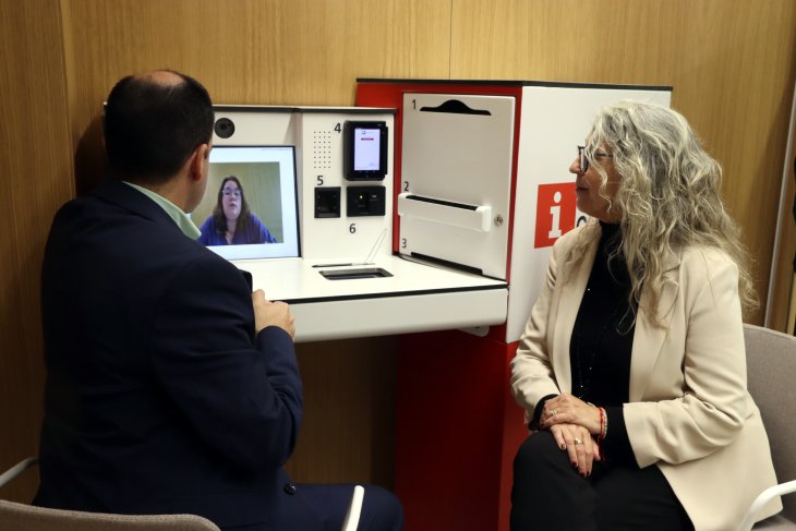 El Govern posa en marxa un servei de videoatenció ciutadana per fer tràmits a distància