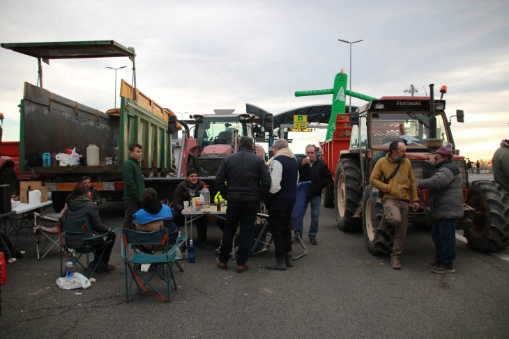 Els pagesos decideixen passar la nit a les carreteres i confien reunir-se amb Ordeig aquest divendres