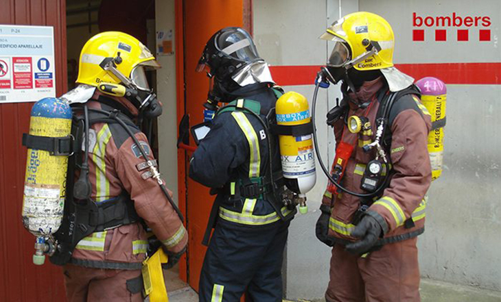 Els Bombers extingeixen un incendi en un pis a l'Hospitalet que deixa una persona amb cremades i intoxicació lleus