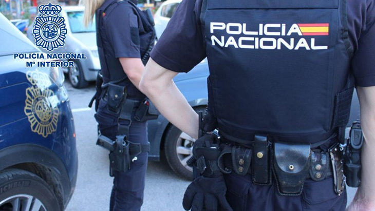 Tres detinguts a Barcelona per estafar i robar persones grans a caixers automàtics