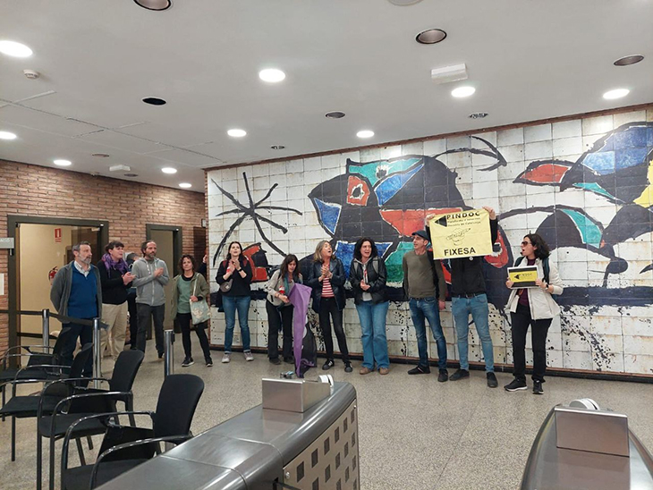 El Departament d'Educació ha respost a les queixes dels docents interins per la "ineficiència" del concurs de mèrits que el disseny d'aquesta maniobra per reduir la taxa de temporalitat en l'ocupació pública l'ha fet l'Estat, després de pactar-lo amb els sindicats. El cos de docents és estatal, per la qual cosa, el Departament "no ha tingut marge" per dictar les regles. Fonts d'Educació afirmen, en el mateix sentit, que l'establiment de la puntuació "ha hagut de ser idèntica" arreu d'Espanya. El Departament subratlla que, a l'hora de comptabilitzar els punts dels aspirants, va aprofitar "l'únic marge que tenia", que és que, en cas d'empat entre dues persones amb tots els mèrits d'antiguitat, feia prevaldre qui tenia més experiència global.  El concurs de mèrits, el "més gran que s'ha fet mai a l'administració catalana", convocava 12.859 places. Es van admetre 37.284 participants, que han fet 62.862 sol·licituds en diferents especialitats. Finalment se n'han seleccionat 12.858. Una plaça de professor de japonès ha quedat sense cobrir perquè cap aspirant complia els requisits.  Sobre les queixes dels interins pel fet que persones amb fins a trenta anys d'experiència han quedat fora, Educació recorda que el concurs atorgava un màxim de 7 punts –d'un total de 15- per una antiguitat de 10 anys o més, però que també concorrien altres mèrits, com ara l'expedient en la formació acadèmica, els graus, postgraus, doctorats obtinguts o altres titulacions o estudis complementaris a la formació.  En el cas dels aspirants que han impartit més d'una especialitat en els anys computables, l'experiència sumava punts sempre i quan estigués relacionada amb l'especialitat a què s'aspirava, amb barems diferents. També sumava punts haver exercit en un cos diferent del que s'aspirava i haver exercit a la concertada.  I és en aquest punt on el Departament puntualitza que va aprofitar "l'únic marge que tenia", que és que en cas d'empat de puntuació entre dos aspirants amb tots els mèrits d'antiguitat, feia prevaldre qui tenia més experiència global.  D'aquesta manera, després d'aplicar els criteris objectius de puntuació han quedat en la llista de no seleccionats 1.355 aspirants amb més de 7 anys d'experiència "perquè han obtingut menys puntuació global que altres aspirants". Queden de moment en llista d'espera, a la cua de "probables renúncies que s'aniran produint durant les pròximes setmanes", sobretot entre aspirants residents en altres territoris de l'Estat que encara estan resolent els propis concursos de mèrits.  Així mateix, Educació recorda que aquests aspirants no admesos en la fase de mèrits podran continuar el procés d'estabilització amb unes oposicions extraordinàries que tindran lloc el pròxim 30 de juny, i on l'antiguitat "també tindrà una puntuació com a mèrit".  Segons el Departament, el procés d'estabilització culminarà amb una temporalitat per sota del 8% de la plantilla, tal com exigeix la Unió Europea.  Reunió amb Pindoc  En paral·lel a les explicacions d'Educació, el malestar dels interins continua i aquest dijous membres de la plataforma que els representa, la Plataforma d'Interines Docents de Catalunya (Pindoc), han ocupat la recepció de l'edifici del Departament. Els membres de la plataforma han estat atesos per un alt càrrec d'Eduació i s'ha acordat una reunió per la setmana vinent entre la conselleria i membres del col·lectiu d'interins docents de Catalunya.