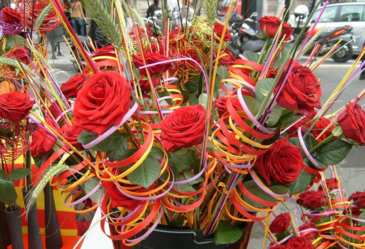 Els floristes esperen vendre sis milions de roses i mantenir preus en un Sant Jordi que s'allargarà tres dies