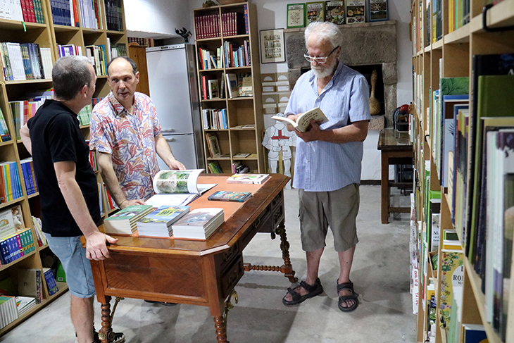Una llibreria de natura i fauna a la rectoria de Sagàs, el primer comerç d'un poble de poc més de 150 habitants