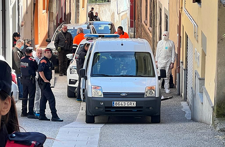 Els Mossos escorcollen la casa del presumpte assassí d'un menor a Sant Hipòlit de Voltregà i una nau