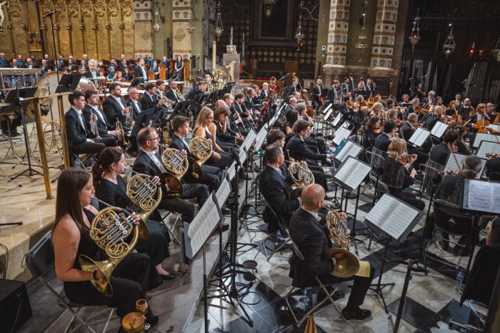 Més de 2.500 persones gaudeixen del concert pel Mil·lenari de Montserrat amb l'Orquestra del Liceu