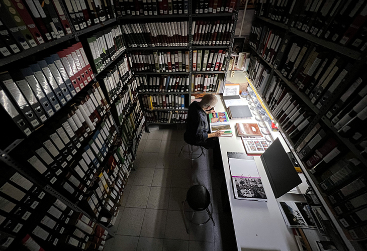 La falta de relleu obliga a tancar la botiga Foto Luigi de Berga amb més de 2 milions de documents històrics