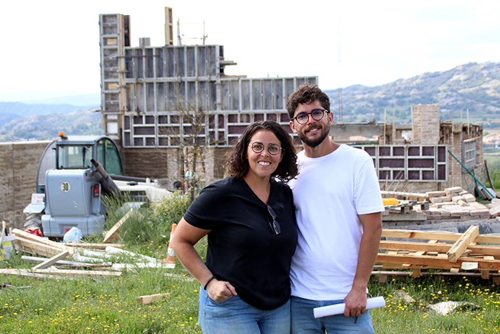 Dos joves reconstrueixen un antic hostal de bandolers a Sant Pere de Torelló per convertir-lo en un habitatge sostenible