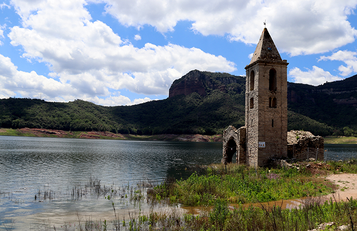 El pantà de Sau arriba al 37% de capacitat i l'aigua ja toca la base de l'església de Sant Romà