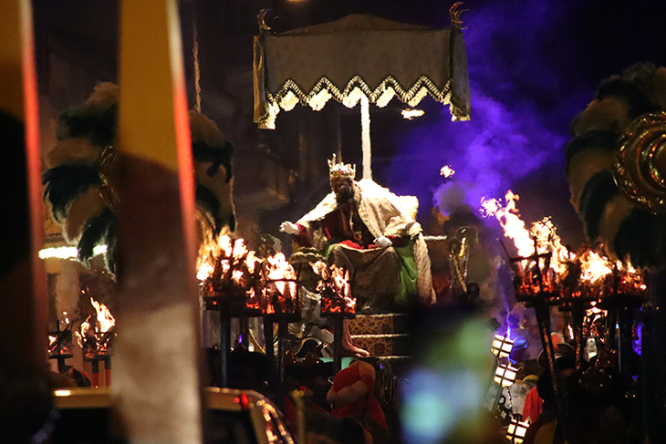 La cavalcada dels Reis a Vic recupera el tradicional foc dels teiers i l'olor a espígol amb una rua multitudinària