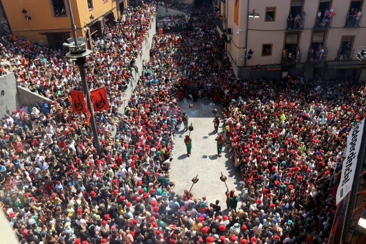 Berga salta una Patum de lluïment multitudinària i marcada per les altes temperatures