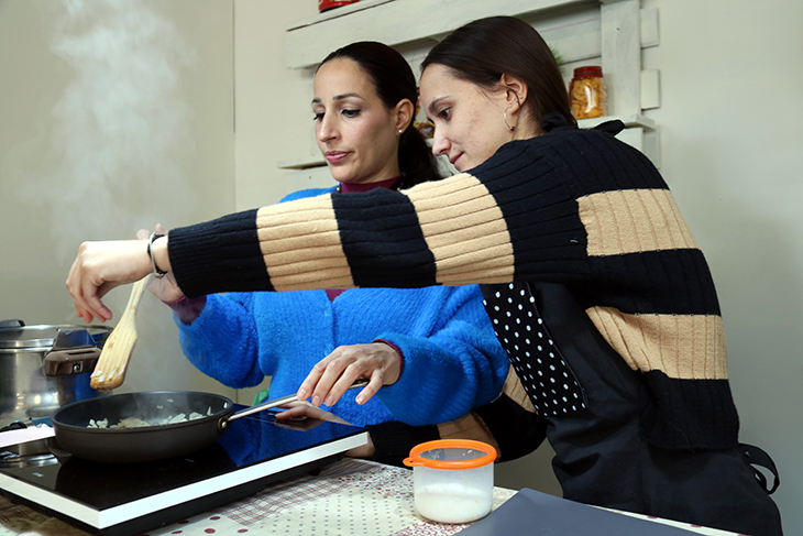 Nutricionistes d'atenció primària ensenyen a cuinar sa i barat als usuaris del banc d'aliments de Manresa