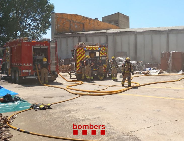 Un ferit greu i un de lleu en un incendi d'una indústria tèxtil a Santa Eugènia de Berga