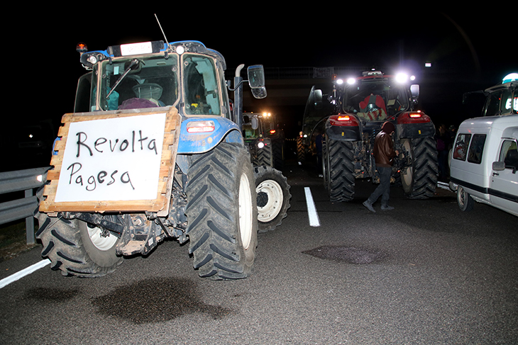 Centenars de tractors de comarques centrals surten en marxa lenta del Bages per continuar la protesta a Barcelona