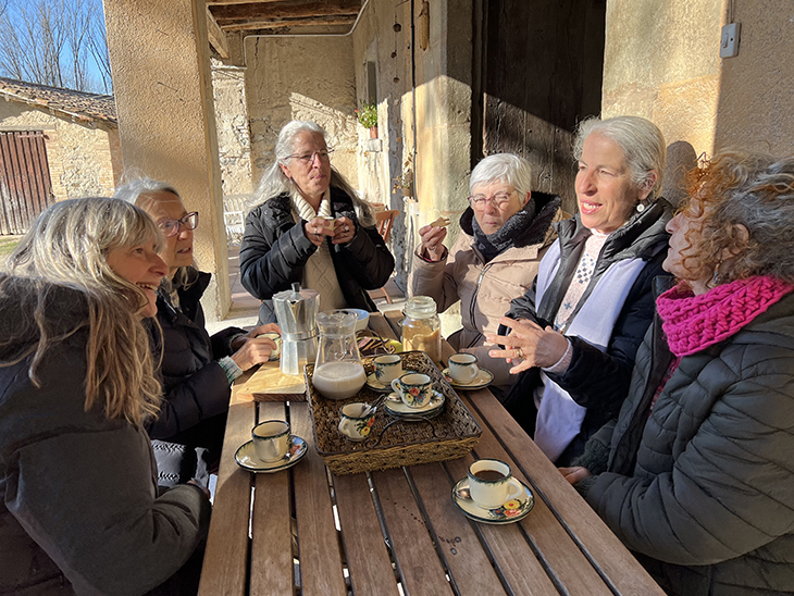 Envellir plegats en una masia el segle XVIII: Un grup de deu persones impulsa un projecte de 'cohousing senior' a Osona