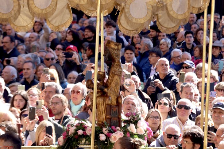 Milers de fidels omplen Montserrat per seguir la processó de la Moreneta