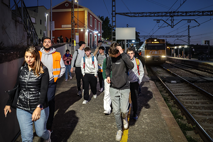 Tranquil·litat i pocs passatgers al servei alternatiu de l'R3 a Centelles que acumula retards de fins a 15 minuts