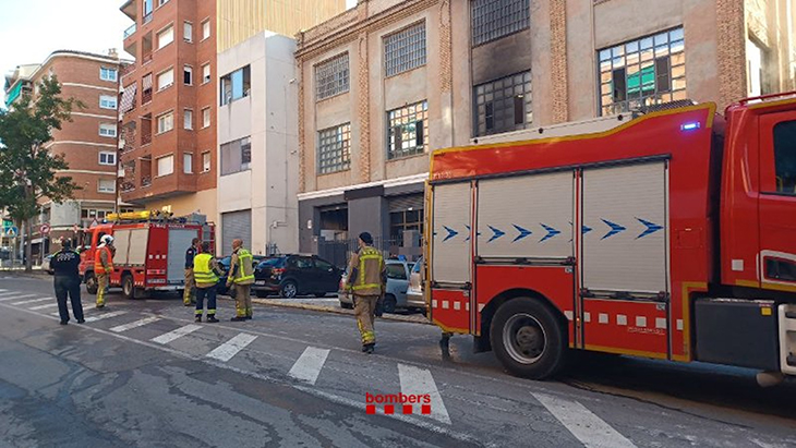Crema un cotxe en un taller mecànic de Manresa i evacuen 21 persones dels pisos superiors