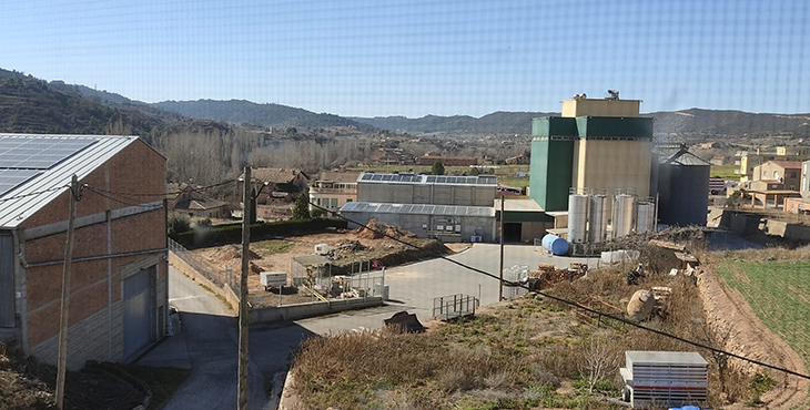 Condemnen l'Ajuntament de Cardona a pagar 3.000 euros a uns veïns afectats pels sorolls d'una fàbrica de pinsos