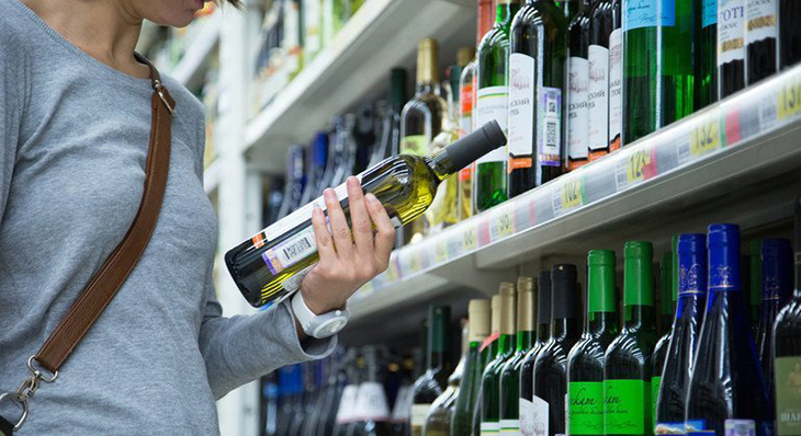 Manresa limitarà la venda de begudes alcohòliques a les botigues de les 11 de la nit a les 8 del matí