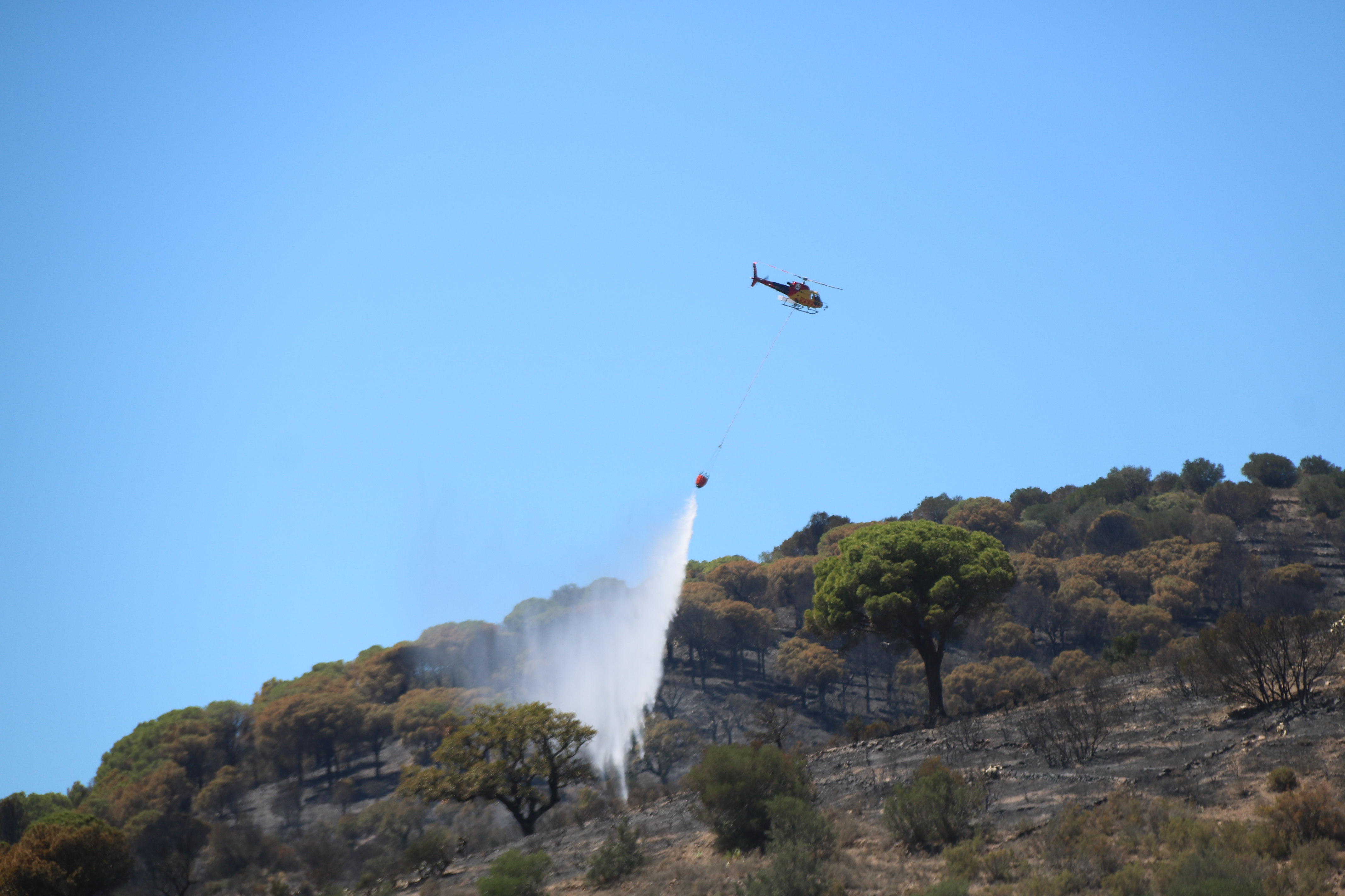 Els Bombers donen per controlat l'incendi de Portbou i Colera que ha cremat prop de 600 hectàrees