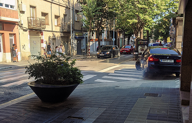Identifiquen el conductor d'un vehicle que feia virolles en ple carrer Nou de Figueres