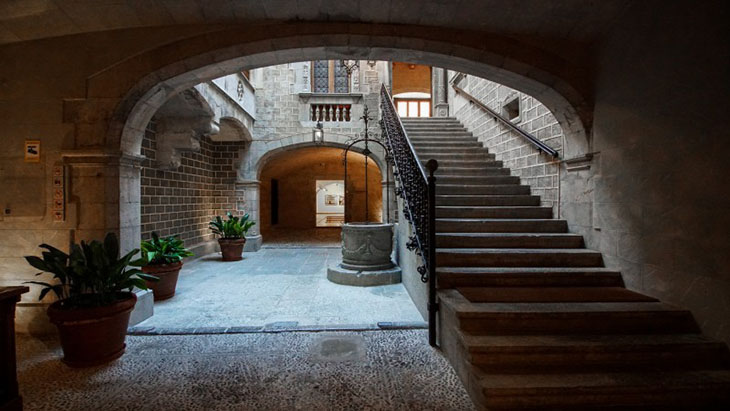 El Palau Solterra acull la primera retrospectiva de Marta Sentís amb una crònica fotogràfica de les seves vivències