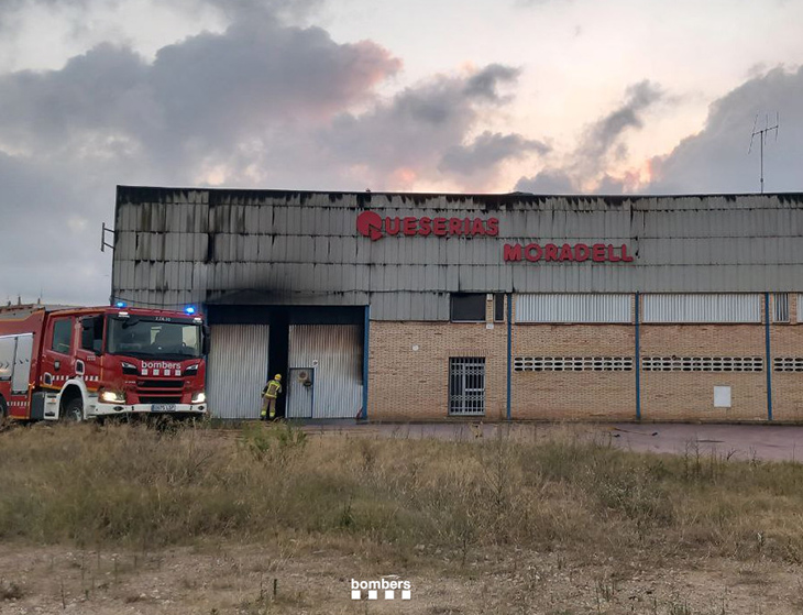 Un incendi en una nau industrial a Palamós mobilitza una vintena de dotacions dels Bombers