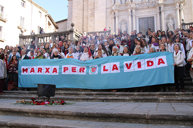 Mig miler de persones participen en una "marxa per la vida" a Girona en suport a les mares israelianes i palestines