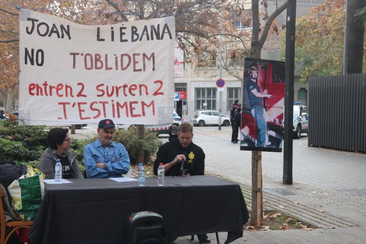 L'entorn del bomber mort a Vilanova i la Geltrú fa quatre anys es concentra a Interior i exigeix "saber què va passar"