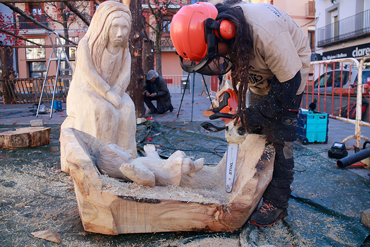 Un grup d'escultors construeix a Campdevànol un pessebre a escala real amb troncs de grans dimensions
