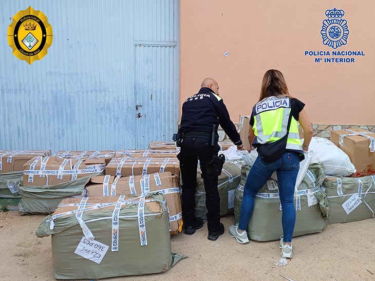 Policia Nacional i Policia Local desmantellen un magatzem clandestí a Lloret de Mar amb 47.000 objectes falsificats