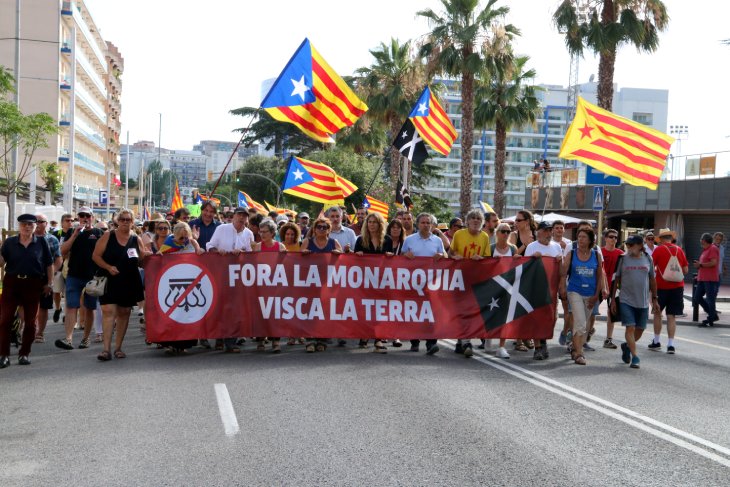 Unes 150 persones protesten a Lloret de Mar contra la presència del rei a l'entrega de premis Princesa de Girona
