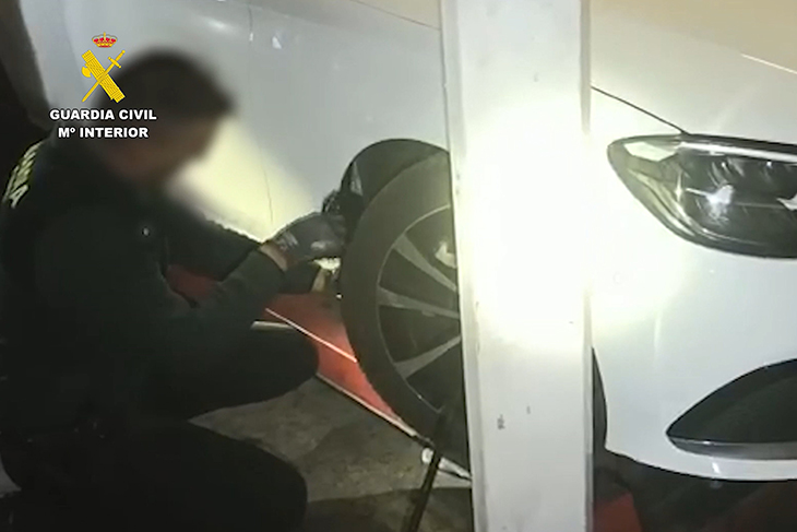 Detingut a la Jonquera per portar més de 7 quilos de cocaïna amagats a la zona de les rodes davanteres del cotxe