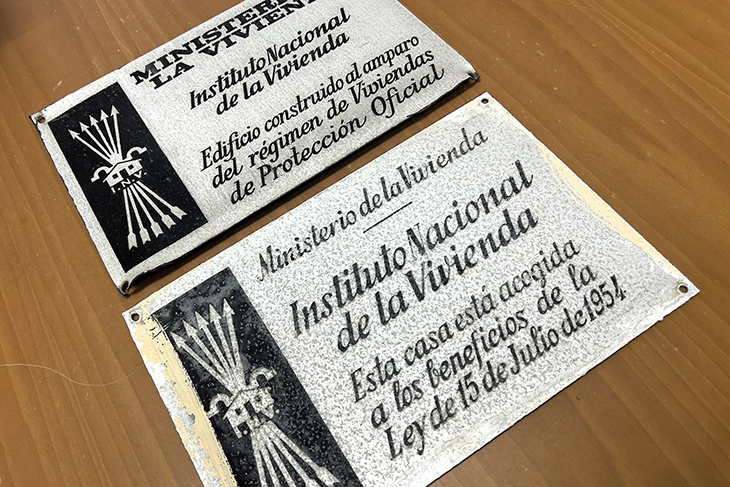 Roses retira les últimes plaques amb simbologia franquista del municipi