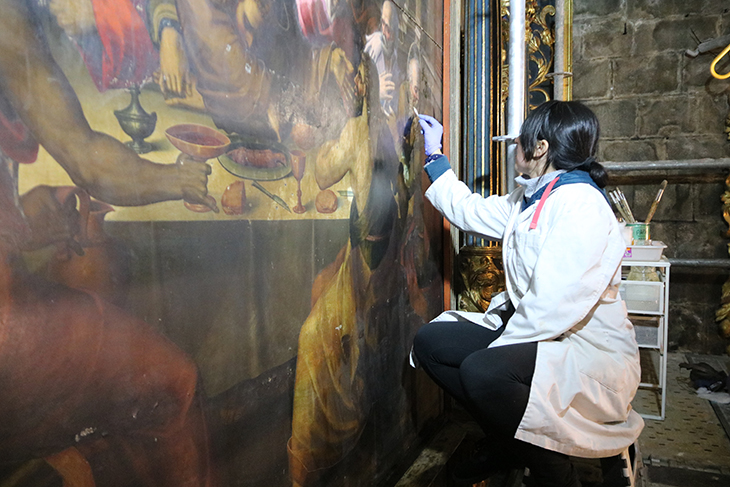La restauració del retaule del Corpus Christi de la catedral de Girona treu a la llum una "explosió de colors" originals