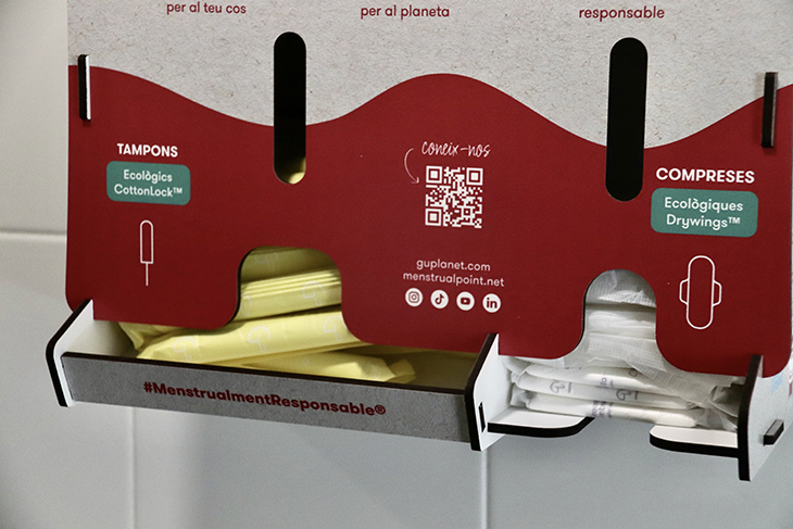 La Delegació del Govern a Girona col·loca distribuïdors de compreses i tampons als lavabos públics