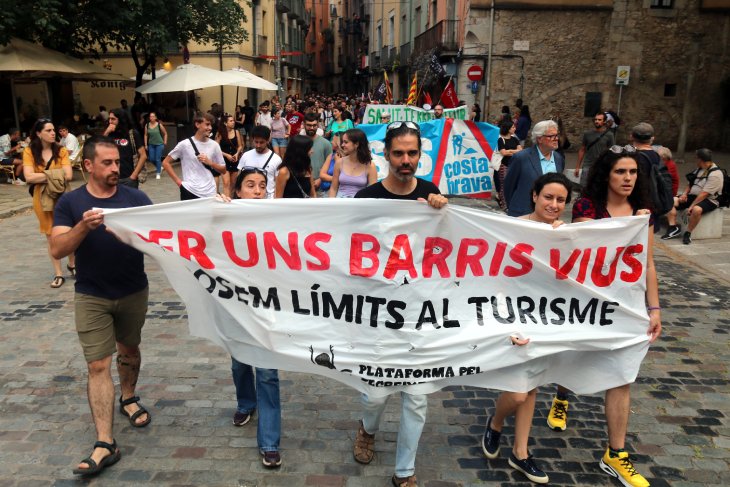 Més de 400 persones clamen a Girona perquè es posin límits al turisme: "Miris on miris, tot són guiris!"