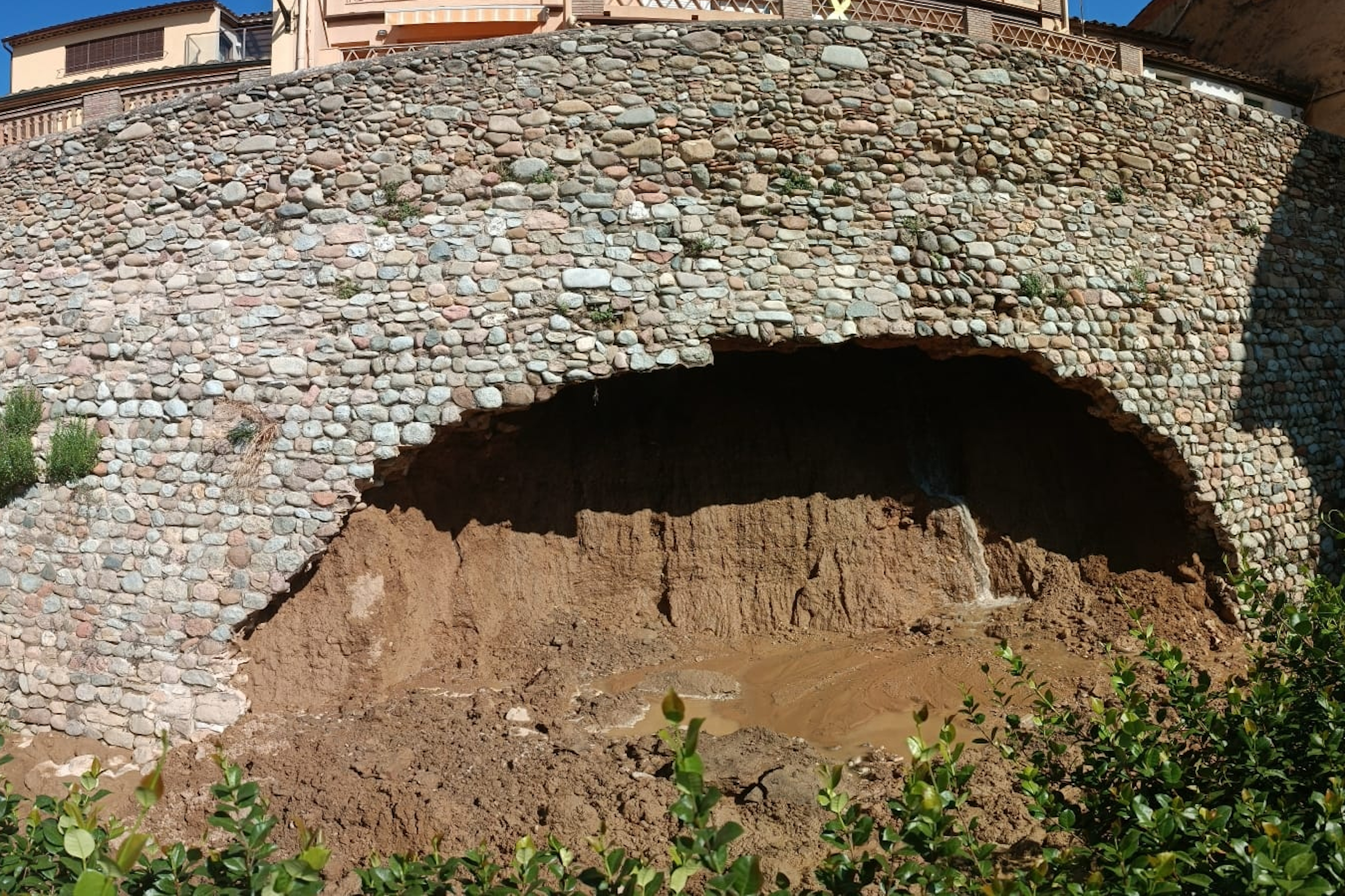 Cinc veïns afectats per un esfondrament a Cervià de Ter no podran tornar fins que es consolidi el terreny