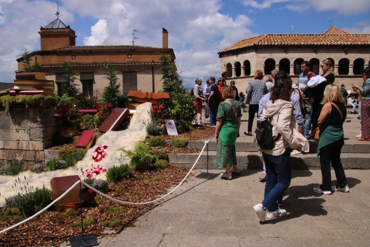 Riuades de gent passegen per Girona el primer cap de setmana de Temps de Flors, que comença amb bon temps