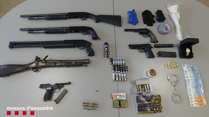 Troben un arsenal d'armes i detenen un home a Figueres després d'un assalt violent a casa d'una família