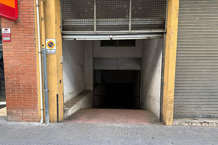 La dona detinguda a Salt va matar d'una ganivetada a la cama la seva parella amb qui ocupava un traster d'un garatge