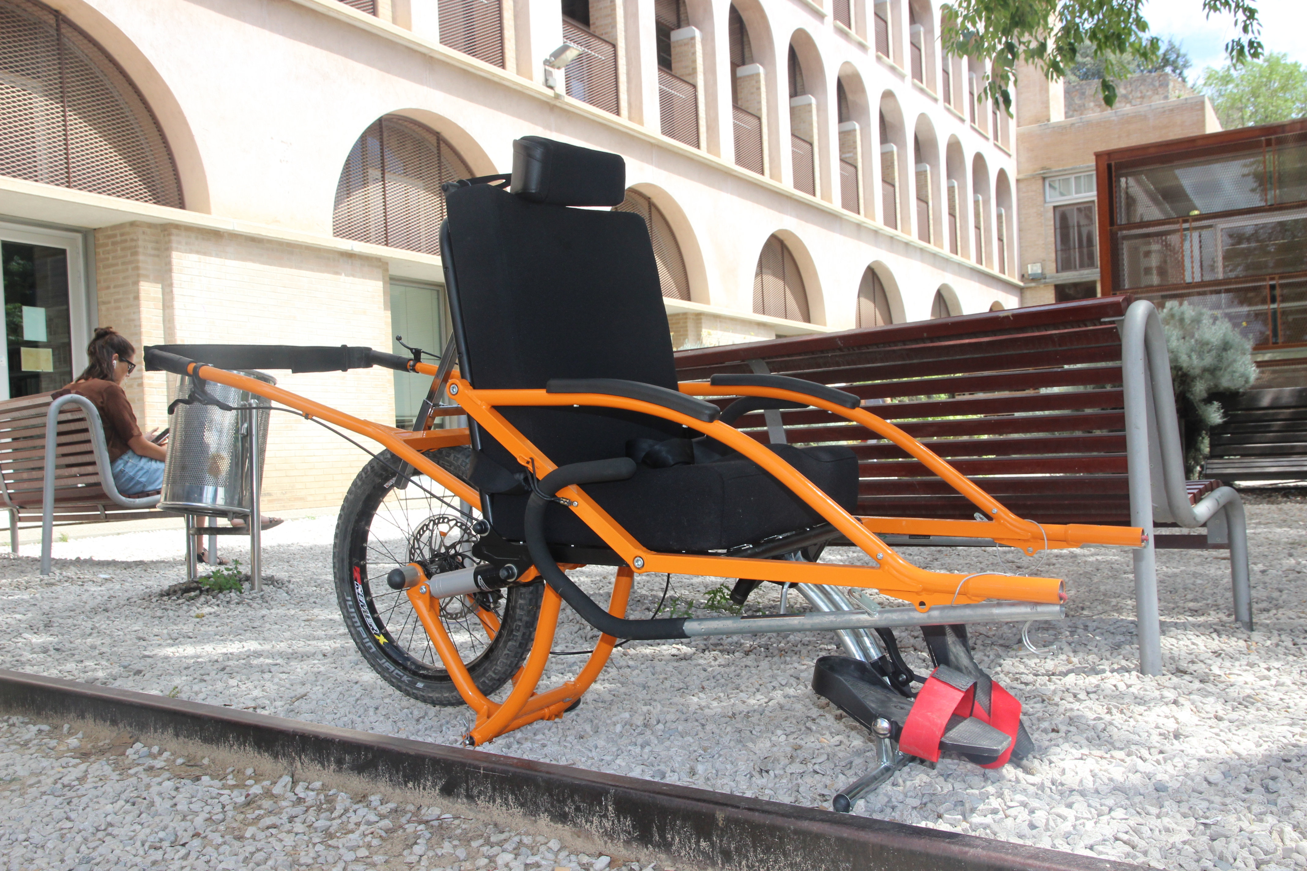 Girona ofereix a les escoles una cadira de rodes tot terreny per a excursions al medi natural