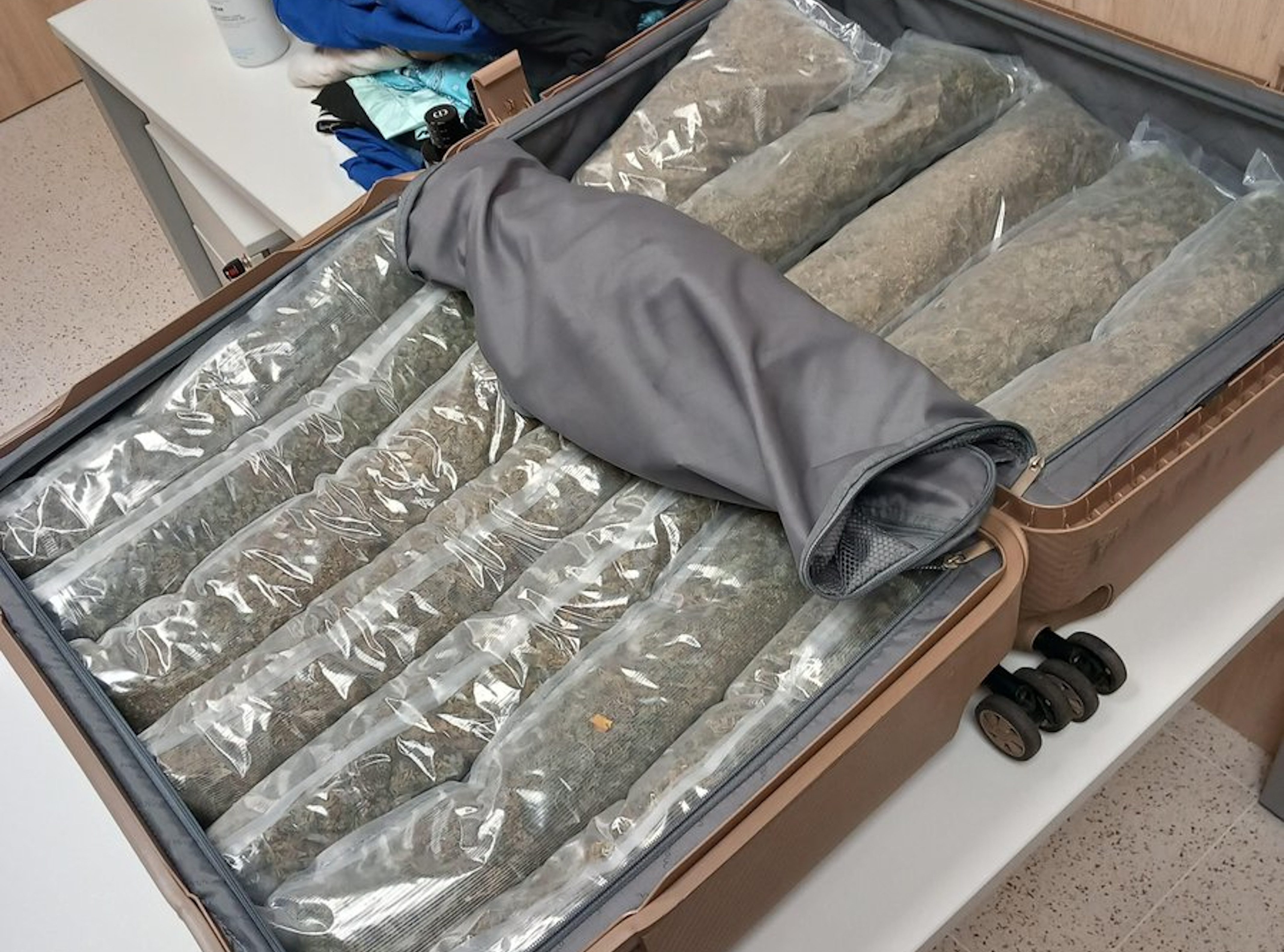 El client d'un taxi es posa nerviós en un control a la Jonquera i li acaben trobant sis quilos de marihuana a la maleta