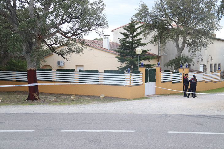 Els Mossos d'Esquadra investiguen la mort d'un tret d'un home de 36 anys en una casa de Cantallops