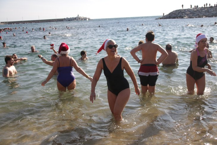 Centenars de persones comencen el 2026 amb un bany a la platja de Sant Feliu de Guíxols